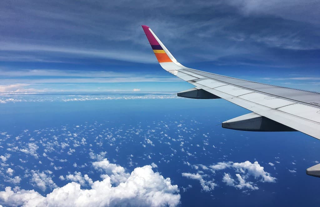 Vista de las nubes desde la ventanilla de un avión